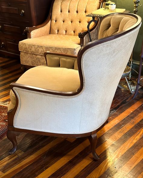 𝐒𝐎𝐋𝐃— Vintage Cream Velvet Tufted Chair. Beautiful tufted arm chair with a neutral, cream colored upholstery. It would make a great living room accent chair or comfy lounging spot in a reading nook. In very good condition with minor wear on the wood frame due to age. No stains or tears in the upholstery. 32”w x 29”d x 35”t, seat 19”t $170 This piece can be seen in store while still available. Pick up, local delivery or uShip. 📍Columbia, PA Dm to purchase or get a shipping quote! ______... 1920s Armchair, Velvet Tufted Chair, Button Tufted Chair, Great Living Room, A Reading Nook, Tuffed Back Chair Antique Fabric, 1960s Armchair, Louis Xv Armchair, Tufted Chair