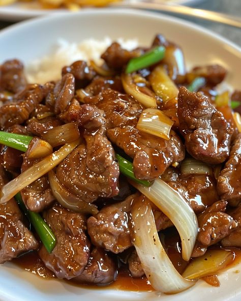 CHINESE BEEF AND ONION STIR FRY 🥢 Ingredients: 300g beef sirloin, thinly sliced 1 large onion, thinly sliced 2 cloves garlic, minced 1 tbsp ginger, minced 2 tbsp soy sauce 1 tbsp oyster sauce 1 tbsp hoisin sauce 1 tbsp cornstarch 2 tbsp vegetable oil 1/2 cup beef broth 1 tsp sesame oil 2 green onions, chopped (optional) Salt and pepper to taste Directions: Step 1: Marinate the Beef In a bowl, combine the sliced beef, 1 tablespoon of soy sauce, cornstarch, and a pinch of salt and pepper. Mix... Asian Cusine, Korean Meals, Asain Food, Chinese Beef, Dinners Recipes, Large Family Meals, Chinese Cooking Recipes, Beef Sirloin, Easy Chinese Recipes