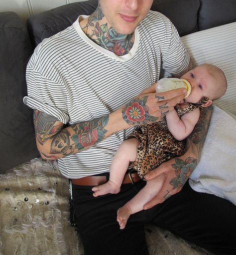 Meal time. #InkedMagazine #tattooedparents #tattoos #parents #Kids #cute #family #love Parents Tumblr, Tattooed Parents, Hawaiian Turtle Tattoos, Parent Tattoos, Touching Photos, Tattoo Photography, Dad Tattoos, Turtle Tattoo, Inked Magazine