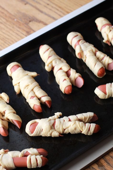 Halloween treats. Mummy dog appetizers. Halloween Sausage Mummies, Halloween Party Food Vegetables, Halloween Kids Meal Ideas, Halloween Food Platter Ideas, Halloween Style Food, Mummies In A Blanket, Halloween Cooking Ideas For Kids, Boo Brunch Ideas, Halloween Simple Recipes