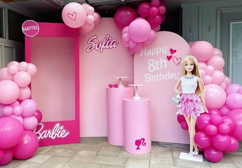 Party Decor | Balloon Decor 💕 on Instagram: “Sofia’s 8th Bday 💕🛼 Thanks to mom @zailygaga for trusting me 💖!! #barbieparty #barbiegirl #barbietheme #barbielovers #houstonballoons…” Barbie Balloon Decor, Barbie Birthday Backdrop, Barbie Decor Ideas, Barbie Decor, Barbie Decorations Birthday, Barbie Birthday Party Ideas Decoration, Barbie Decorations, Hello Kitty Theme Party, Barbie Party Decorations