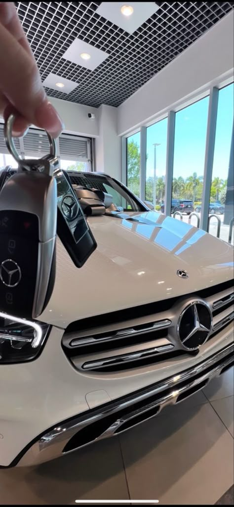 Mercedes Benz White Car, Mercedes Benz White Luxury Cars, White Benz Aesthetic, Marsadise Car, Mercedes C300 2023, Mercedes Suv 2023, Mercedes Vision Board, 2023 Mercedes Glc, Cream Mercedes Benz