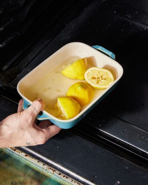 Clean Oven With Lemon And Water, Lemon And Baking Soda Cleaning, How To Clean Inside Oven, Natural Ways To Clean Oven, Oven Cleaner Hack, Lemon Oven Cleaner, Clean Oven Naturally, Clean Oven With Baking Soda And Vinegar, Steam Clean Oven With Vinegar