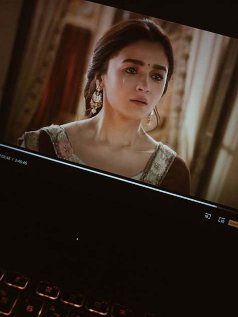 Alia Bhatt As Roop Kalank, Alia Bhatt In Kalank, Kalank Movie Aesthetic, Roop Kalank, Alia Bhatt Kalank, Kalank Aesthetic, Kalank Movie, Movie Snap, Movie Night Photography