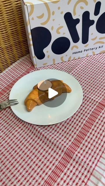 Pott'd on Instagram: "Bonjour! You asked for it… we delivered the (baked) goods: how to make the cutest little croissant tea light holder🥐👀🤌  Which pastry should we create next in this foodie tea light holder series? Let us know in the comments!👇  #airdryclay #potteryathome #pottery#diycrafts #craftideas #giftideas #diygifts #clayinspo #giftsforher #clayfood" Tea Light Holder Diy, Clay Tea Light Holder, Clay Croissant, Airdryclay Ideas, Clay Candle Holders Diy, Clay Candle Holders, Diy Dish, Clay Candle, Clay Paint