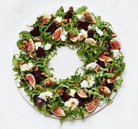 Food Wreath, Christmas Salad Recipes, Christmas Salads, Christmas Buffet, Holiday Appetizers Recipes, Decorações Com Comidas, Christmas Food Ideas, Christmas Eve Dinner, Party Food Platters