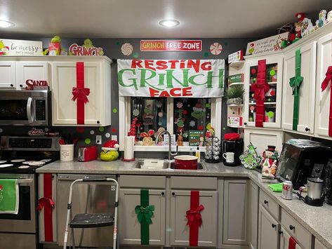 Grinch Living Room Decorating Ideas, Grinch Kitchen Decor, Grinch Kitchen, Grinch Decor, Refrigerator Ideas, Grinch Stuff, Grinch Decorations, Grinch Santa, Kitchen 2024