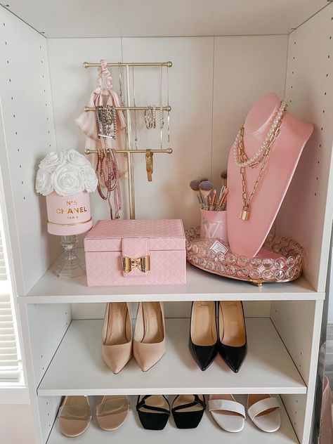 Jewelry Organizer Aesthetic, Jewelry Box Ideas, Jewelry Organization Ideas, Jewelry Organizer Ideas, Shoe Capsule, Modern Teen Boy Bedroom, Mini Gym At Home Ideas, Partition Ideas, Beauty Room Vanity