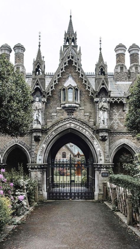 Old Victorian Castle, Castle Bricks Stone Walls, England Castle Aesthetic, Medieval Castle Exterior, English Castle Aesthetic, Old English Castle, Midevil Building, Fantasy Castle Exterior, Mid Evil Castle