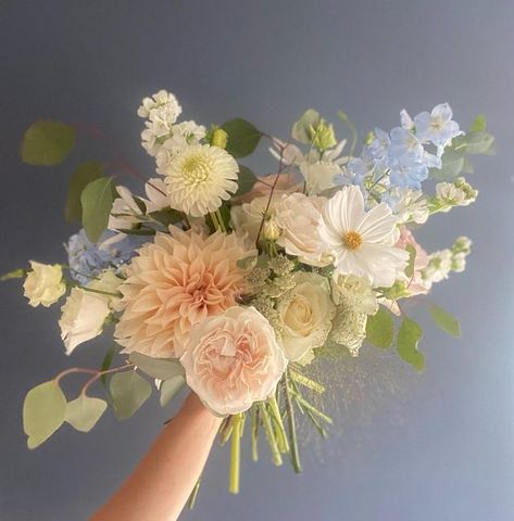 English Country Garden Bouquet, Flowers September, Country Wedding Colors, Bouquet Styles, Flower Styling, Tv Weddings, Late Summer Flowers, September Flowers, Late Summer Weddings