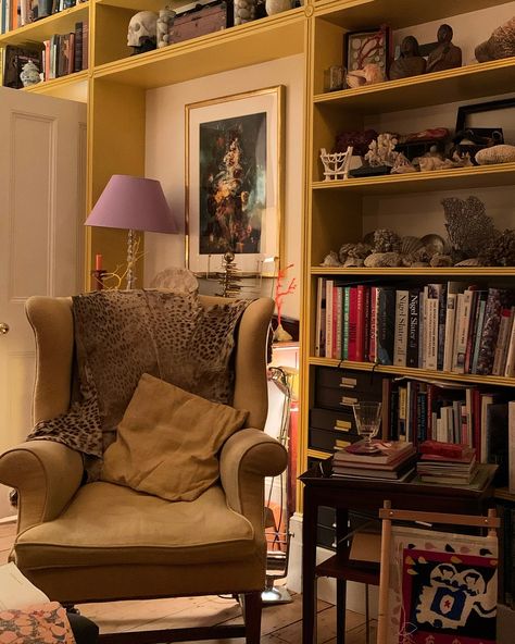 The World Of Interiors Magazine, Toad Hall, Budget Interior Design, Dream Library, Apartment Goals, The World Of Interiors, Welcome To My House, Interiors Magazine, Home Libraries