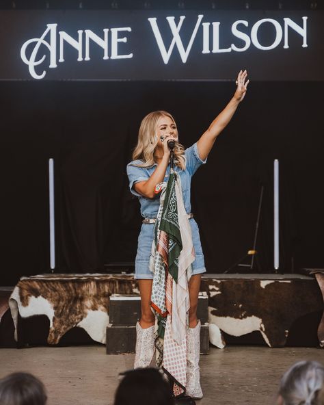 Anne Wilson | Kettering, OH ✌🏼🩷!!! Thank you all for coming out to the show last night! West Virginia, you’re up next! 🫶🏼 | Instagram Anne Wilson Concert Outfit, Anne Wilson Aesthetic, Anne Wilson Outfits, Sophia Lauren, Anne Wilson, Female Musicians, Christian Artists, Gospel Music, Dream Board