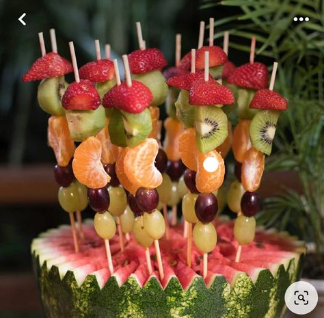 Fruit Kabobs Display, Fruit Platter Ideas Party, Fruit Stick, Edible Fruit Arrangements, Fruit Buffet, Fruit Kebabs, Fruit Platter Designs, Mexican Snacks, Fruit Skewers