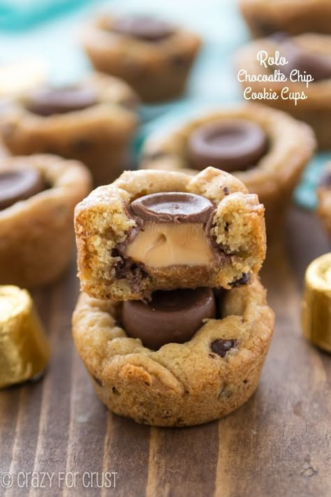 Rolo Chocoloate Chip Cookie Cups - perfect homemade cookies and melty Rolos! Rolo Chocolate, Rolo Cookies, Chocolate Chip Cookie Cups, Crazy For Crust, Cookie Cups, Homemade Cookies, Mini Muffins, Chocolate Chip Cookie, Cookie Desserts