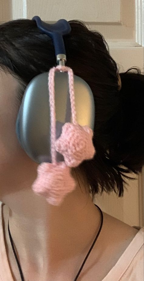 Apple Airpods Max Crochet, Headphones As Accessories, Headphone Crochet Covers, Crochet Ideas Headphones, Crochet Ideas For Headphones, How To Crochet Headphone Covers, Crochet Head Phone Covers, Headphone Decoration Crochet, Headphones Crochet Accessories