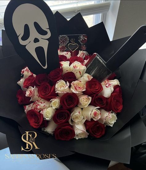 Spooky Season Bouquet, Scream Halloween Flower Bouquet, Spooky Rose Bouquet, Ghostface Wedding, Halloween Flower Bouquet Ideas, Scream Gifts Ideas, Ghost Face Flower Bouquet, Ghost Face Bouquet, Halloween Rose Bouquet