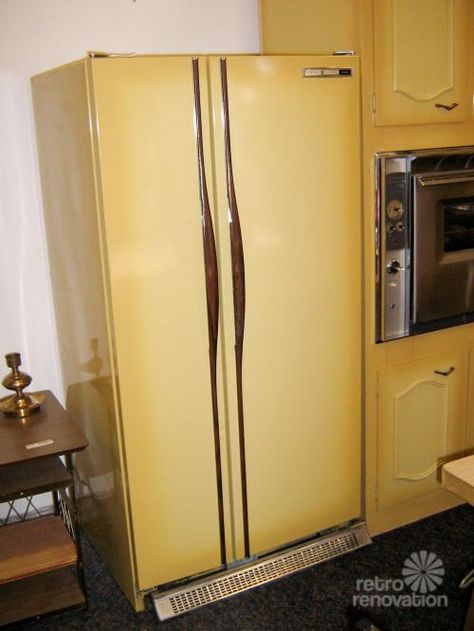 harvest-gold-kitchen--3 -- looks EXACTLY like the one my parents bought in 1972!! 70s Fridge, Gold Fridge, Top Kitchen Colors, Vintage Rooms, Avocado Color, Retro Homes, Retro Kitchen Accessories, Nostalgic Things, Bug House