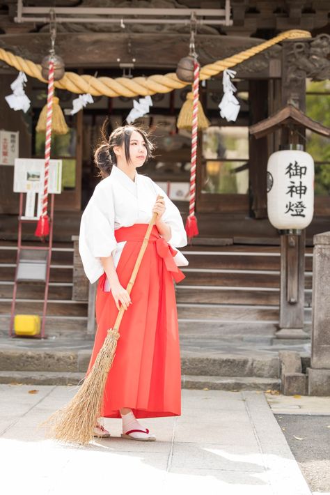 Miko Outfit, Japanese Shrine, Shrine Maiden, 얼굴 그리기, Training Clothes, Dynamic Poses, Rising Sun, At A Glance, Japanese Women