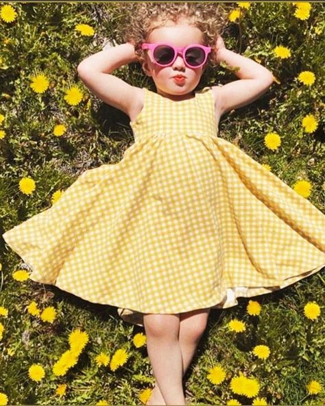 Summer Kid Photoshoots, Kids Summer Photoshoot Ideas, Summer Pictures For Kids, Toddler Summer Photoshoot, Toddler Girl Photoshooting, Spring Kids Photoshoot, Toddler Girl Photoshooting Ideas, Kid Photoshoot Ideas Outdoors, Kids Poses For Photoshoot