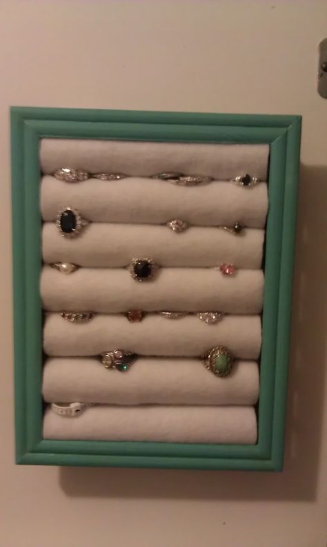 Diy Rings Organizer, Diy Ring Holder, Diy Jewelry Cabinet, Ring Holder Diy, Hair Roll, Boho Jewelry Diy, Ring Holder Necklace, Diy Jewelry Rings, Ring Organizer