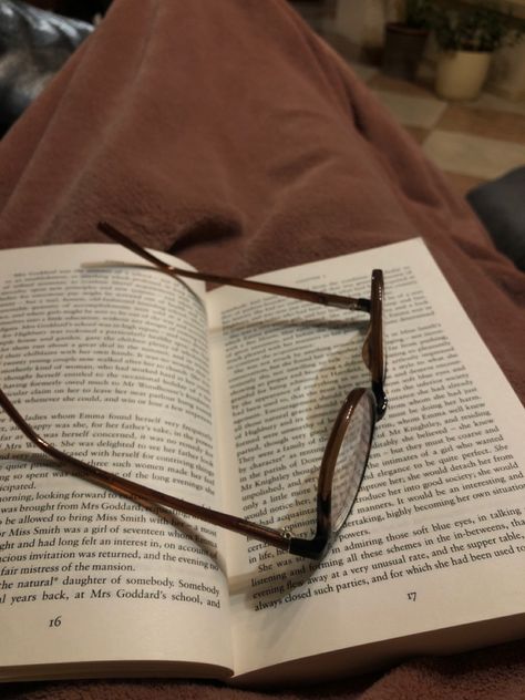 Book And Glasses Aesthetic, Reading Glasses Aesthetic, Moodboard Images, High School Literature, The Babysitters Club, The Babysitters, Circle Glasses, Cozy Library, Literature Teacher