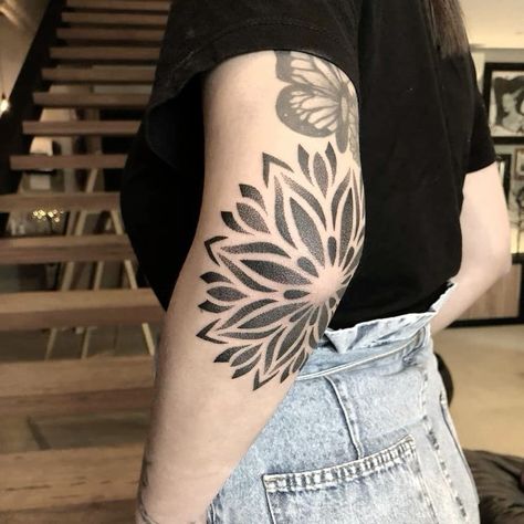 Kneecap Tattoo Women, Tato Mandala, Cross Tattoos For Women, Insect Tattoo, Scary Tattoos, Elbow Tattoos, Chest Piece Tattoos, Mandala Tattoo Design, Knee Tattoo