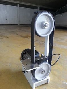 I made a simple Belt Grinder Machine using scrap material.The electric motor was an original 550w hydromassage pump.At 2400 rpm, the belt goes to 15 m / s.The base... Diy Belt Sander, Officine In Garage, Belt Grinder Plans, Mini Belt Sander, Knife Grinder, Diy Belts, Belt Grinder, Fabrication Tools, Belt Sander