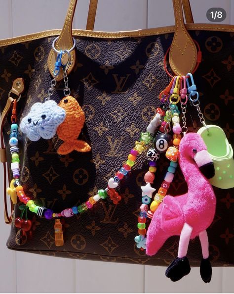 Decorated Purse Aesthetic, Purse Charms Aesthetic, Purse Accessories Ideas, Bag Charm Trend 2024, Bag Charms Aesthetic, Diy Bag Charm, Purse Decorations, Accessorize Bags, Girly Bags