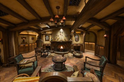 Hobbit Living Room, Hobbit Interior, Hobbiton New Zealand, Room With Bunk Beds, Magical Bedroom, Tiny House Vacation, Container Homes For Sale, Tiny House Talk, Elijah Wood