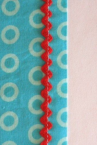 Sewing 101: Adding Trim to a Seam Without Pins – Tutorial Sew Tips, Sewing Piping, Quilted Pillows, Diy Crafts Decor, Patchwork Projects, Textile Techniques, Couture Techniques, Quilting Notions, Sewing Room Ideas