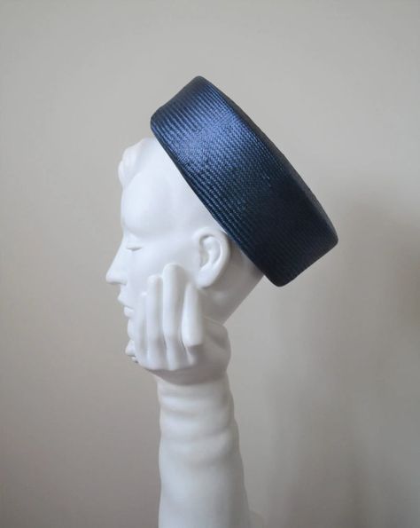 SS22. Navy blue. This classic fine straw pillbox hat in midnight blue was just as stylish in the Golden Era of Hollywood as it is today. An eternal shape, shown in this versatile shade, this hat works equally well for daytime chic as for a summer wedding or keeping your hairdo in check for an evening soiree. LINK: https://janetaylorlondon.com/products/tailored-pillbox?_pos=2&_sid=53784957d&_ss=r Jane Taylor, Pillbox Hat, Royal Ascot, Pill Boxes, Shape And Form, The 20th Century, The Golden, Midnight Blue, Black And Navy