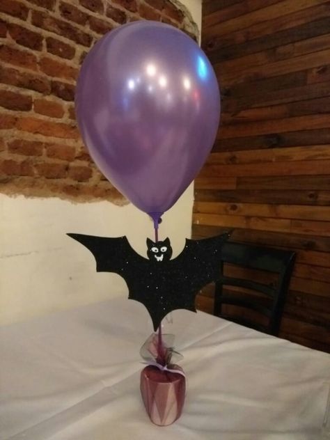 Hotel Transylvania Birthday Decorations, Vampirina Birthday Party, Addams Family Theme Party, Festa Hotel Transylvania, Hotel Transylvania Birthday, Hotel Transylvania Party, Vampirina Party, Vampirina Birthday, Halloween Candy Crafts