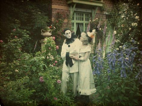 Pierrot Clown, Arte Inspo, Black And White Photographs, Vintage Colors, Color Photography, Pretty Pictures, First World, Old Photos, Vintage Photos