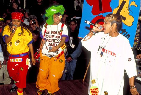 And Chilli layered her oversized t-shirts. | 12 Times TLC Redefined Fashion In The ’90s Tlc Outfits 90s, Tlc Fashion, Tlc Outfits, Train Music, Party In New York, Left Eye, Dapper Dan, Kids Choice Award, Outfit 90s