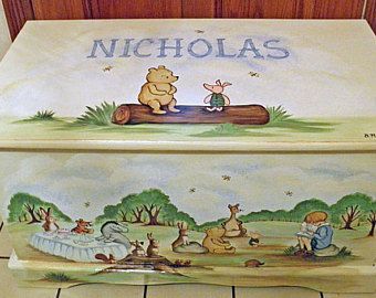 Toybox Ideas, Painted Toy Chest, Winnie The Pooh Games, Kids Toy Chest, Wooden Toy Chest, Wooden Toy Boxes, Winnie The Pooh Plush, Disney Figurines, Decoupage Ideas