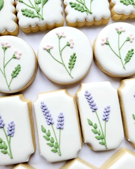 Wild flowers mini cookies. I'm in ❤️ #floralcookies #wildflowers #wildflowercookies #custombiscuits #customcookiesireland #cookiesdublin #cookiesireland #minicookies #dublincookies #decoratedsugarcookies #sugarcookies Wedding Cookies Decorated, Purple Cookies, Royal Icing Cookies Recipe, Wedding Shower Cookies, Lavender Cookies, Flower Sugar Cookies, Crazy Cookies, Pink Cookies, Sugar Cookie Royal Icing