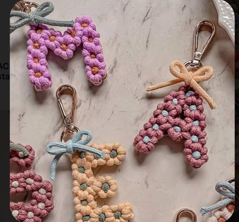 Macrame Alphabet Keychain, Macrame Letter Keychain, Macrame Letters, Mermaid Macrame, Simpul Makrame, Art Macramé, Pola Macrame, Free Macrame Patterns, Macrame Knots Pattern