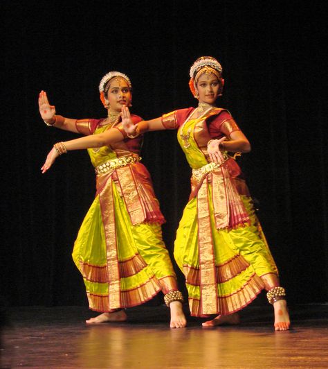 Kuchipudi Danseuses in Action - 'Kuchipudi' is a Classical Indian dance from Andhra Pradesh, India Traditional Dances Of India, Indian Dance Art, Tamil Temple, Indian Dance Forms, Indian Dances, Bharatanatyam Dancer, Indian Classical Dancer, Bharatanatyam Poses, Dance Of India