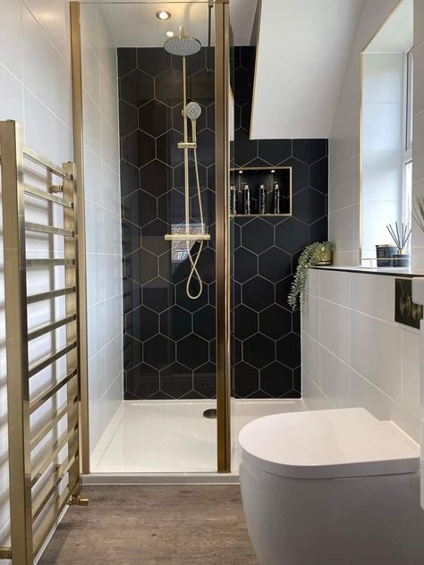 Black White Gold Small Bathroom, Bathroom Remodel Black And Gold, Black And White Master Shower Ideas, Black White Gold Master Bath, Black Shower Bathroom Ideas, Modern Basement Bathroom Ideas, Shower Tile Designs Unique, Bathroom Tile Ideas Neutral, Shower Accent Wall