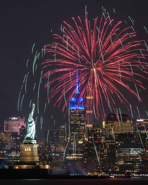 NYC at night with fireworks. Independence Day 4th of July Macy's Fireworks #seeyourcity #nycgo #nyc #iloveny #newyork #newyorkcity #visittheusa New York City New Years Eve, New York Fireworks, 4th Of July Nyc, Nyc Tourist Attractions, 4th Of July Aesthetic, New York New Years Eve, Nyc At Night, New York Bucket List, July Images