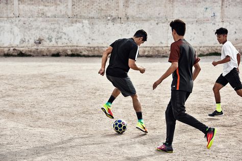 Nike street football Naoki Kashima, Football Action Shots Photography, Street Football Photography, Football Photography Action, Football Documentary Photography, Soccer Pitch, Nike Street, Street Football, Street Soccer