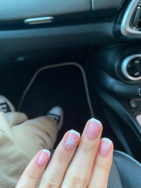 Short French Tip Acrylic Nails With Snowflake, Pink Nails White Snowflake, French Tip Nails With Design Christmas, White Snowflake Nails Short, Snow Flake French Tip Nails, Short Biab Nails Winter, Short Nails Snowflake, Simple Christmas Nails Short French Tip, Christmas Nail Square