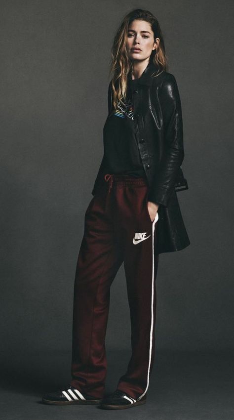 Sporty Chic Street Style, Athleisure Outfits Winter 2024, Cyberpunk Fashion Women Street Styles, Sporty Chic Outfits Street Fashion, Adidas Samba Og Outfit, Sporty Elegant Outfit, Sporty Elegant Style, Layered Winter Outfits, Aesthetic Outfits Winter