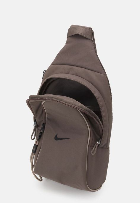 https://www.zalando.dk/nike-sportswear-essentials-sling-unisex-skuldertasker-ironstoneblack-ni154h05f-c11.html Nike Sling Bag Brown, Nike Sling Bag, 16th Birthday Wishlist, Fashion Grails, Hairstyle Outfit, Luxury Luggage, Nike Bags, Nike Force, Trendy Fall Outfits