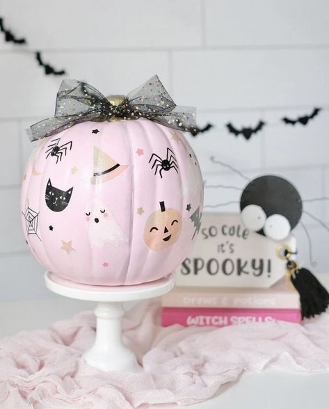 Pink Ghost Pumpkin, Cute Pumpkin Painting Ideas Girly, Day Bed Room, Pastel Halloween Decor, Pumkin Ideas, Pumpkin Inspo, Pumpkin Painting Party, Halloween Torte, Pumpkin Paintings