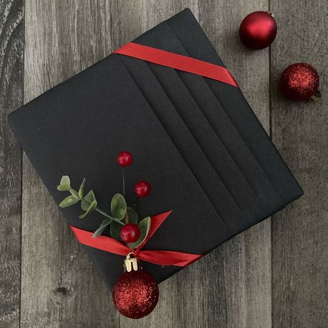 Gift Wrapping Ideas Big Gifts, Small Square Gift Wrapping Ideas, Valentines Wrapping, Professional Wrapping, Wrapping Flat Gifts, Pleated Wrapping Paper, Square Gift Wrapping, Black Gift Wrapping Ideas For Christmas, Wrap Flat Gift