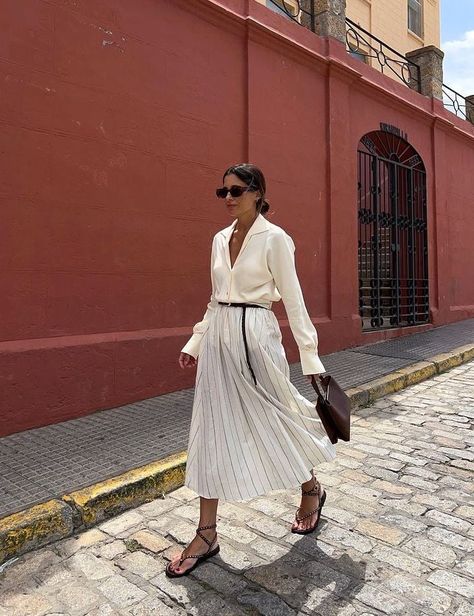 Pleated Skirt Outfit Fall, Pleated Dresses Outfit, White Pleated Skirt Outfit, White Skirt Outfit Ideas, Cute White Skirt, Pleated Skirt Outfits, White Skirt Outfit, Tennis Skirt Outfits, White Skirt Outfits