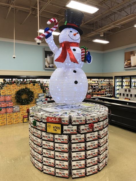 Grocery Store Christmas Decorations, Beer Display, Beer Case, Storing Christmas Decorations, Grocery Outlet, Holiday Decor Ideas, Retail Merchandising, Christmas Store, Country Store