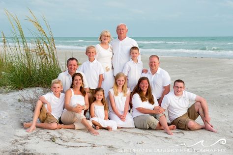 Clothing Plan for Beach Portraits | Stephanie Dubsky Photography Large Family Poses, Big Family Photos, Extended Family Photos, Large Family Photos, Family Beach Portraits, Group Poses, Family Beach Pictures, Family Picture Poses, Family Poses