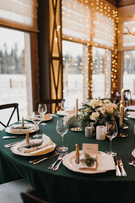 Green Table Settings, Emerald Green Wedding Theme, Hunter Green Wedding, Green Tablescape, Gold Winter Wedding, Forest Green Wedding, Green Wedding Decorations, Round Wedding Tables, Dark Green Wedding